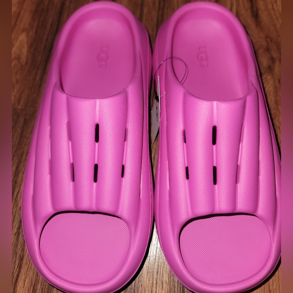 UGG FOAMO SLIDES...